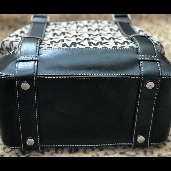 Michael Kors Tote w/ matching wallet.  PRICE FIRM - Picture 2 of 7